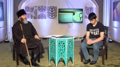 Chechenistonda hukumatni tanqid qilgan o‘smirni televideniye orqali 46 daqiqa uzr so‘rashga majbur qilishdi (video)