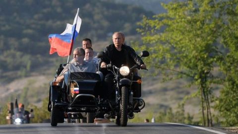 Rossiya patrul xizmati mototsiklni shlemsiz boshqargan Putinga jarima solishdan bosh tortdi