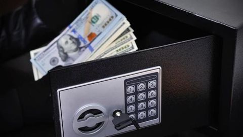 Qo‘qonda tadbirkor uyidan uning xotini va haydovchisi 5 milliard so‘mdan ortiq pullarni o‘g‘irladi