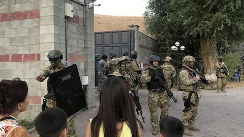 Qirg‘iziston prezidenti Atambayevni qo‘lga olishda halok bo‘lgan askarni mukofotladi