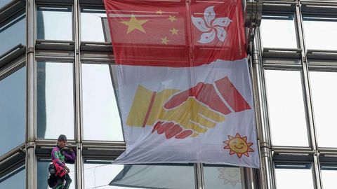 Fransiyalik “o‘rgimchak odam” Gonkongdagi osmono‘par binoga tinchlikka chaqiruvchi bayroq o‘rnatdi