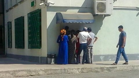 Туркманистонда нақд пул етишмовчилиги муаммоси ҳал этилмоқда. Банкоматлар олдида тўпланганларни қувиш билан