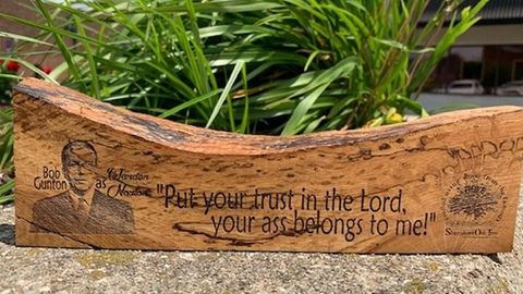 «Шоушенкдан қочиш» фильмидаги машҳур эман сувенирлар ясаш учун арралаб ташланди