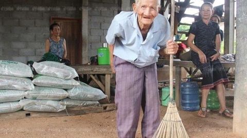 Таиландлик қария 128 ёшга кирганини даъво қилмоқда