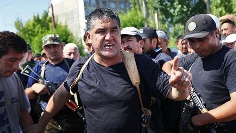 Атамбаевни таслим бўлишга кўндирган полициячини «сотқинлиги» учун ишдан бўшатишди