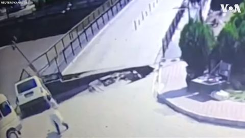 Туркияда пиёдаларга мўлжалланган кўприк ўпирилиб тушди (видео)
