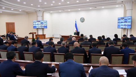 Президент Вазирлар Маҳкамасига қиймати 4,2 млрд доллар бўлган 145 та лойиҳа бўйича объектларни ўз вақтида ишга тушириш бўйича топшириқ берди