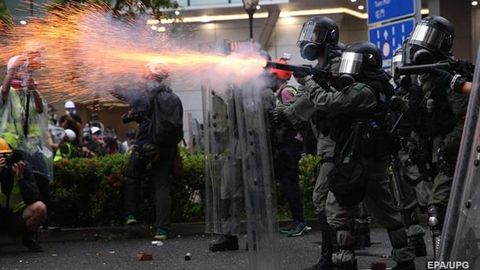 Gonkong politsiyasi birinchi marta norozilik namoyishida o‘q uzdi