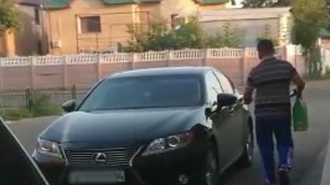 Қозоғистонда камбағал одам Lexus’да ёрдам сўраб келди