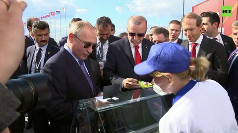 Putin Erdo‘g‘onni muzqaymoq bilan mehmon qildi. Sotuvchi qiz esa bundan oldin ham Putinga muzqaymoq sotgandi (video)