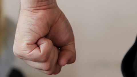 Toshkentda taksi haydovchisi yo‘lovchi qizning yuziga musht tushirdi. Holat bo‘yicha IIBB ma’lumot berdi