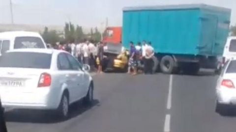 Samarqandda Nexia “Kamaz” tagiga kirib ketishi oqibatida bir kishi jarohatlangan