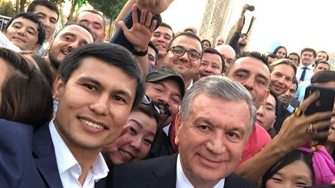 Shavkat Mirziyoyev Samarqandda blogerlar bilan uchrashdi va selfi tushdi (foto va video)