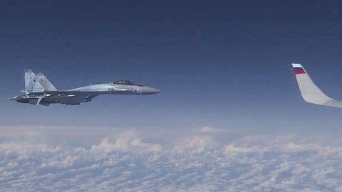 Rossiya mudofaa vaziri samolyotiga yaqinlashgan F-18 qiruvchisining videosi paydo bo‘ldi
