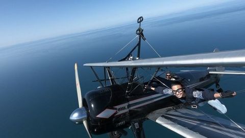 Qozog‘istonlik qiz AQShda uchayotgan samolyot qanoti bo‘ylab yurib o‘tdi (video)