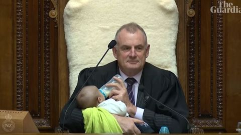 Yangi Zelandiyada parlament raisi chaqaloq bilan yig‘ilishni o‘tkazdi (video)