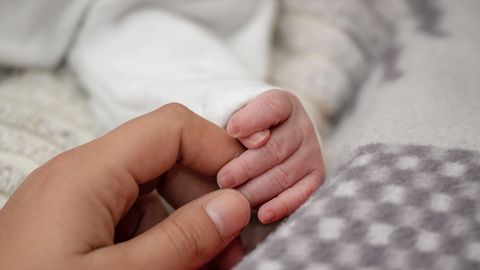 Namanganda 23 yashar ayol o‘zi va xonadoshining chaqalog‘ini tug‘ruqxona derazasidan uloqtirdi