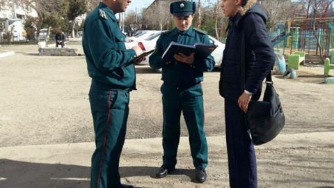 Профилактика инспекторлари Тошкентдаги мактаб ўқувчилари сумкасидан совуқ қуроллар топилаётганини маълум қилди