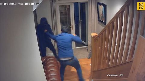 Britaniyalik erkak uyiga bostirib kirgan uch nafar bosqinchini mushtlari bilan haydab soldi (video)