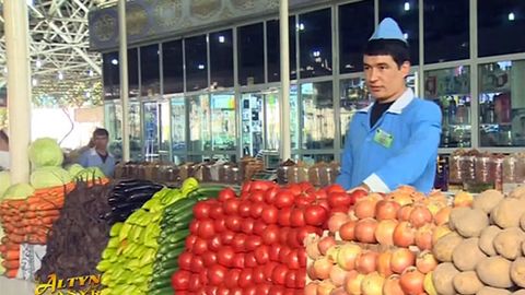 Turkmanistondagi “Barakali” bozori telereportaj uchun yopib qo‘yilib, turli mahsulotlar bilan to‘ldirildi