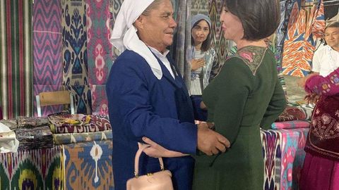 Ziroatxon Mirziyoyeva Qo‘qonda O‘zbekiston Qahramoni Lola Murotova bilan uchrashdi (foto)