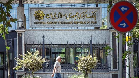 Tramp Eron milliy bankiga nisbatan sanksiyalar joriy etilganini ma’lum qildi