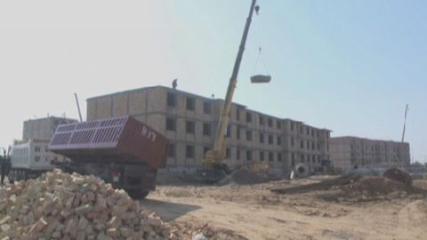 Sariag‘ashdagi qurilish maydonida o‘zbekistonlik quruvchi balandlikdan qulab, halok bo‘ldi