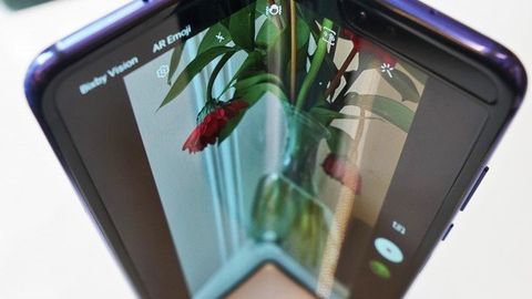 Samsung квадрат шаклида йиғилувчи телефонни яратиш устида иш бошлади