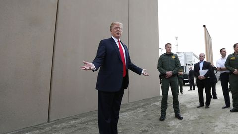 Трамп Мексика билан чегарадаги деворга дастхат қўйди