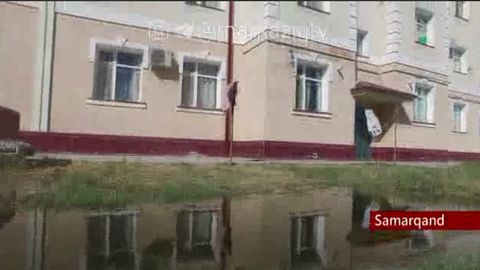 Samarqandda kanalizatsiyasiz qurilgan “Kamolot uylari” atrofida suv to‘planmoqda (video)