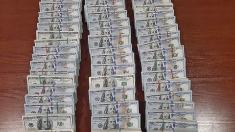 Bojxona va DXX xodimlari Farg‘onada 516 ming dollarni noqonuniy olib chiqishga uringan shaxsni qo‘lga oldi