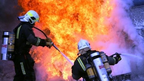 Urganchda uch nafar bola yonayotgan uydan qutqarib olindi