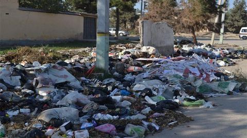 Namangandagi Hamroh va Istiqlol ko‘chalari tutashgan burchak yirik chiqindixonaga aylandi (foto)