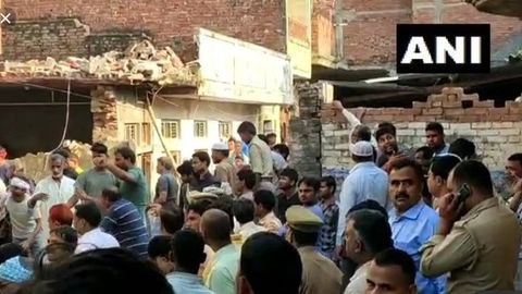 Hindiston shimolida 2 qavatli turar joy binosi qulashi oqibatida 10 kishi halok bo‘ldi (video)