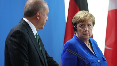 Merkel Erdo‘g‘ondan Suriyadagi operatsiyani to‘xtatishni so‘radi. Erdo‘g‘on kanslerga turklar yoki kurdlardan birini tanlashni tavsiya qildi