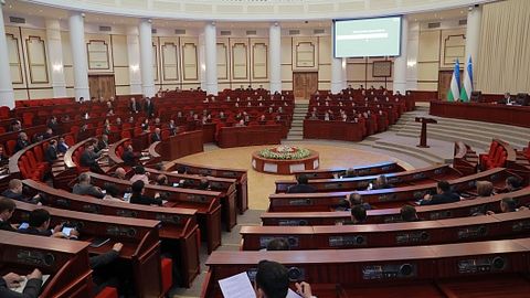 Олий Мажлис Қонунчилик палатаси бош вазир ўринбосари ва меҳнат вазирига парламент сўровини юборди