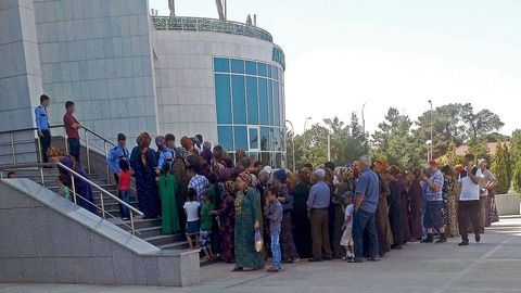 Turkmanistonda davlat do‘konlarida sotuvchilarning bolalarga mahsulot sotishi taqiqlandi