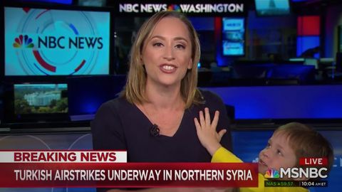 NBC телеканали бошловчисининг 4 ёшли ўғли жонли эфирни бўлиб қўйди (видео)