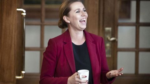 Daniya bosh vaziri deputatlarga fil va tuya do‘stligi hikoyasini aytib butun parlamentni kuldirdi (video)