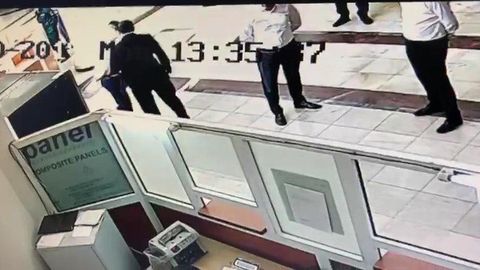 “Ipoteka bank”ning filiali boshqaruvchisi o‘z xodimini urgani uchun hayfsan oldi (video)
