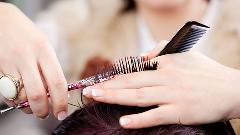 Angrenda sartarosh ayol 20 yoshli yigitni o‘ldirib qo‘ydi