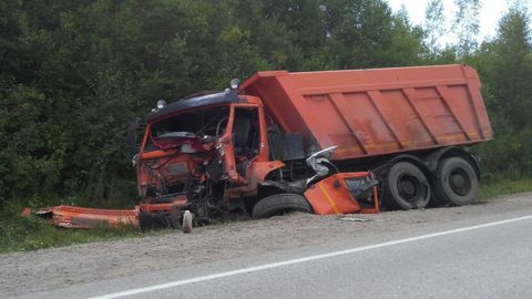 Surxondaryoda yuk mashinasi yo‘ldan chiqib ketishi oqibatida 2 kishi halok bo‘ldi. Yana 2 nafari og‘ir ahvolda
