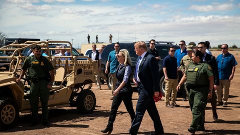 Доналд Трамп Мексика билан чегарани илон ва аллигаторлар билан «қуроллантириш»ни таклиф қилди
