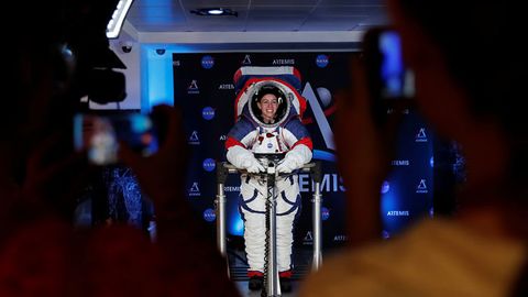 NASA Oyga uchadigan astronavtlar uchun mo‘ljallangan yangi kostyumni namoyish etdi