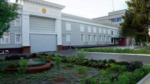 Андижонда мактаб директор ўринбосарини калтаклаган педагог аёлнинг эри ва унинг шерикларига нисбатан жиноий иш қўзғатилди