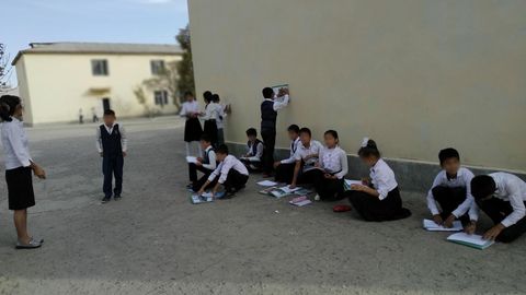 Qarshi tumanidagi maktabda dars asfalt ustida o‘tkazilgan. Tuman xalq ta’limi bo‘limi mudiri buni hozircha rad etmoqda
