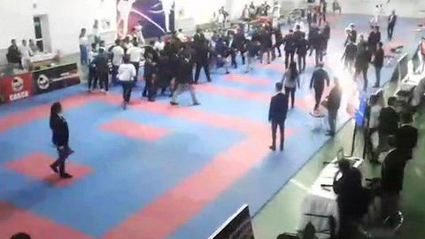 Видео: Тошкентдаги каратэ бўйича мусобақада оммавий муштлашув юз берди