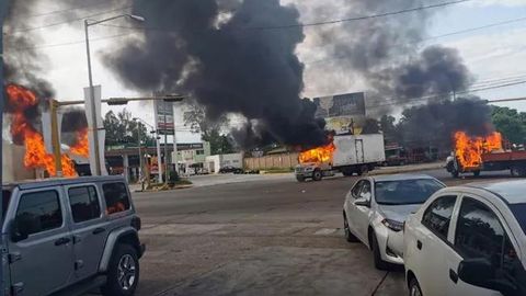 Meksikada narkobaron El Chaponing o‘g‘li hibsga olingani uchun shahar qamal qilindi. Politsiya uni qo‘yib yuborishga majbur bo‘ldi (video)