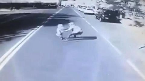 Видео: Қозоғистонда ота ўз жонини қурбон қилиб, ўғлини автобус остидан қутқариб қолди