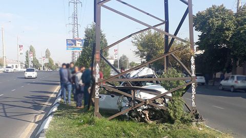 Toshkentda 15 yoshli bola mashinada temir ustunga urildi